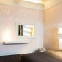 Weiße ORAC Decor C991 Eckleiste für indirekte Beleuchtung im Raum.