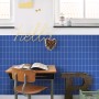 ESTAhome Tapete Kleine Fliesen in Königsblau und Weiß im Kinderzimmer.