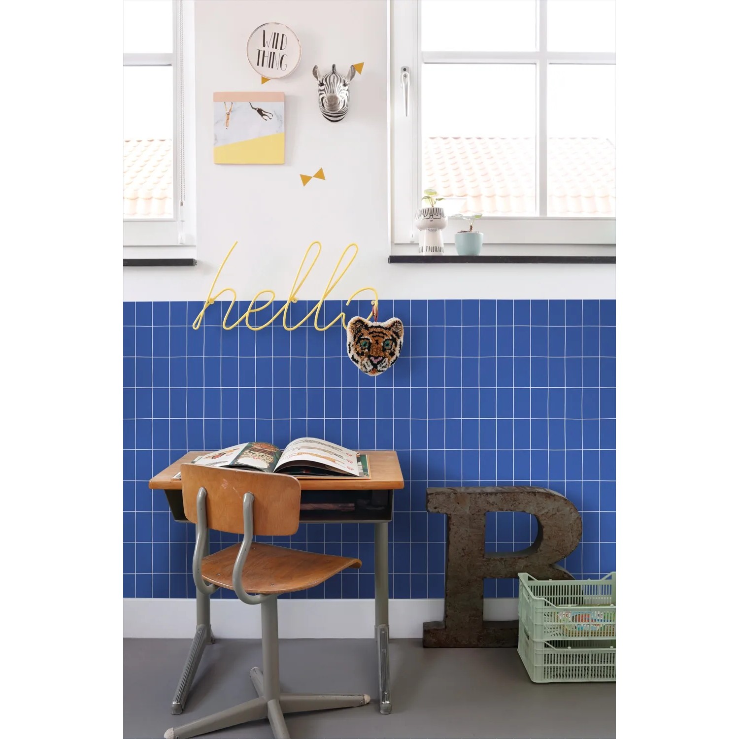 ESTAhome Tapete Kleine Fliesen in Königsblau und Weiß im Kinderzimmer.