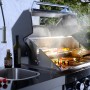 Buschbeck Outdoorküche Cambridge mit Grill, Spüle und Kühlschrank. Grillgut auf dem Rost.