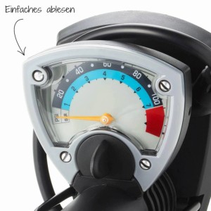 Detailaufnahme des Manometers der Fischer Fuß-Standpumpe, Anzeige in Bar und PSI.