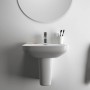 Weißer Ideal Standard i.life A Waschtisch, 50 cm, mit Armatur und Ablage im Badezimmer.