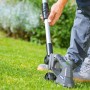 LUX Akku-Gras- und Strauchschere mit Teleskopstiel im Einsatz zur Rasenpflege.