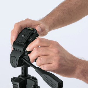 Bosch Professional BT 150 Baustativ aus Aluminium, mit Nivelliergerät in Händen.