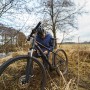 Mann repariert Fahrrad mit Tesa Reparaturband Ultra Power Extreme im Outdoor-Bereich.
