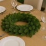Grüner künstlicher Tannen-Kranz (Ø 60cm) als Tischdeko auf Holztisch. Perfekt für Weihnachtsdekoration.