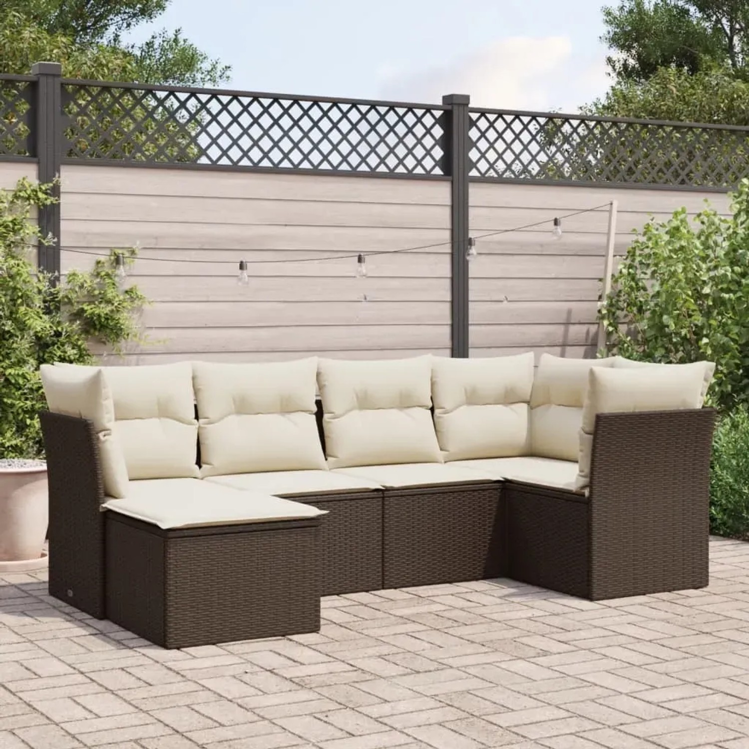 Braune 6-tlg. vidaXL Garten-Sofagarnitur aus Polyrattan mit cremeweißen Kissen.