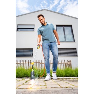 Mann benutzt Gloria Thermoflamm bio Professional E+ Turbo Unkrautbrenner zur Unkrautbeseitigung.