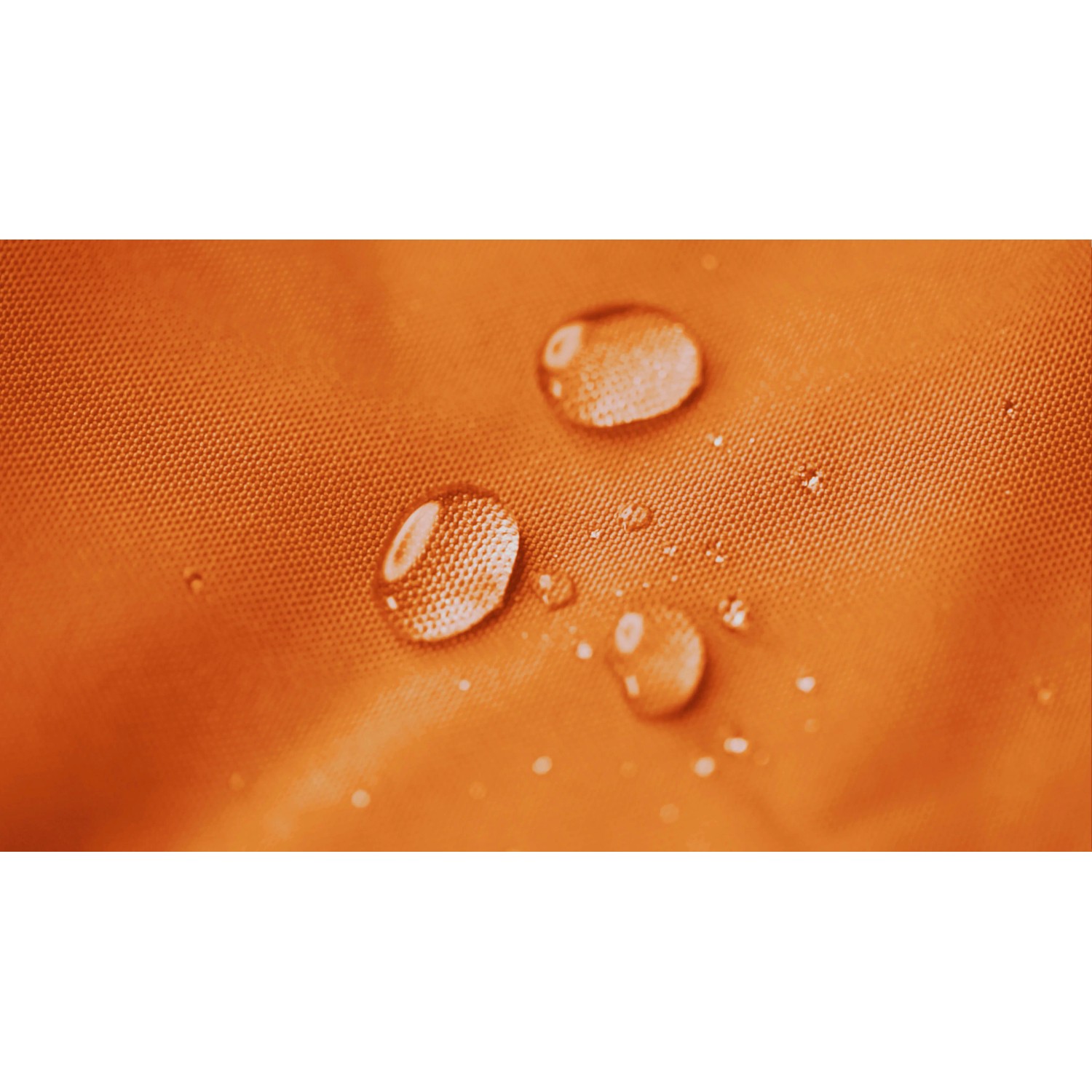 Detailaufnahme: Wasserabweisender, orangefarbener Bezug des Sitting Point Sessel Scuba mit Wassertropfen.