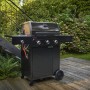 Schwarzer Char-Broil Gasgrill Essential 3 G mit Seitenbrenner und Tru-Infrared Technology.