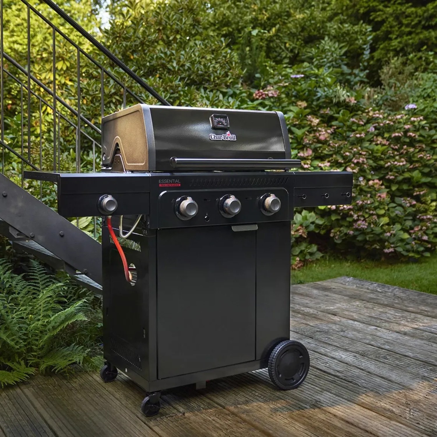 Schwarzer Char-Broil Gasgrill Essential 3 G mit Seitenbrenner und Tru-Infrared Technology.