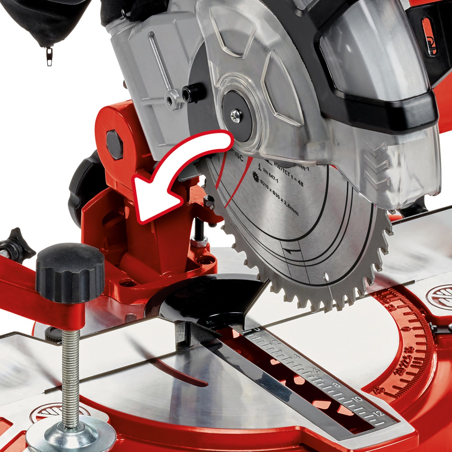 Detailaufnahme der Einhell TC-MS 2112 Kapp- und Gehrungssäge mit Sägeblatt und Winkelskala.