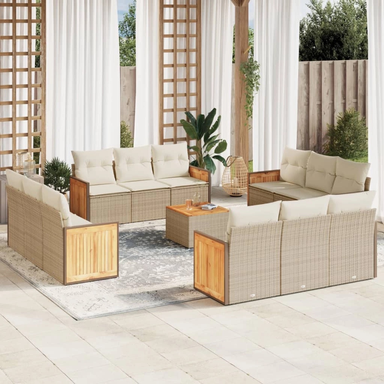 Beige 13-tlg. Garten-Sofagarnitur aus Rattan mit cremeweißen Kissen und Tisch.