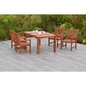 Merxx Santos Gartenmöbel-Set, 5-teilig, mit Eukalyptus-Tisch und 4 Stühlen auf einer Terrasse.