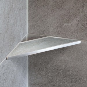 Dalsys befliesbare Duschablage, 310x130mm, Edelstahl Silber, eingebaut in geflieste Ecke.
