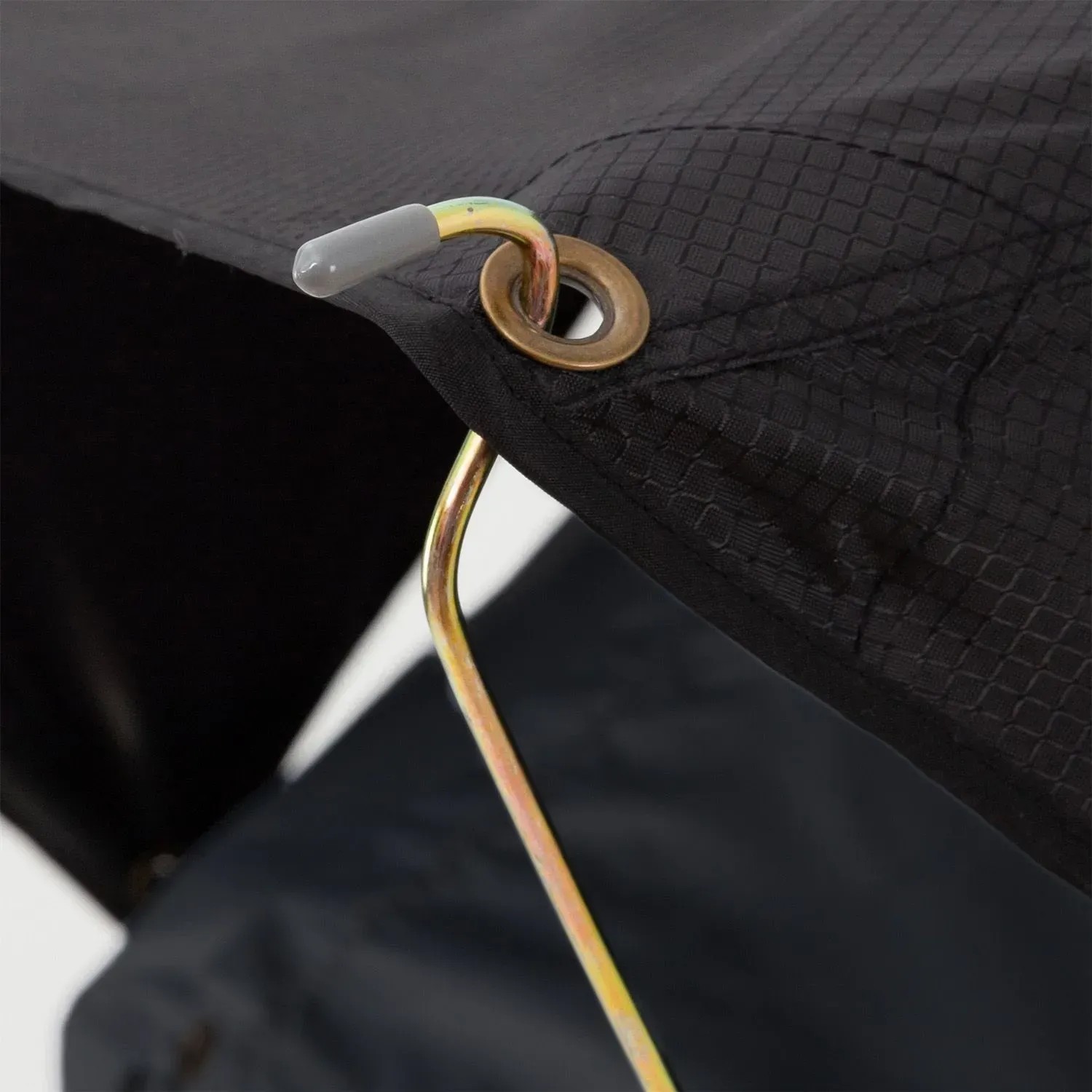 Detailaufnahme Juskys Autodachzelt Lago, schwarzes Zeltmaterial mit Öse und goldfarbener Stange.