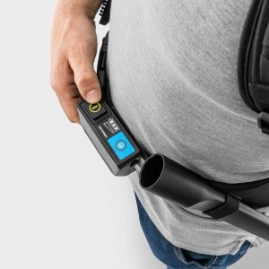 Detailaufnahme: Kärcher Akku-Rucksacksauger BVL 5/1 Bp mit Bedienelement am Hüftgurt.