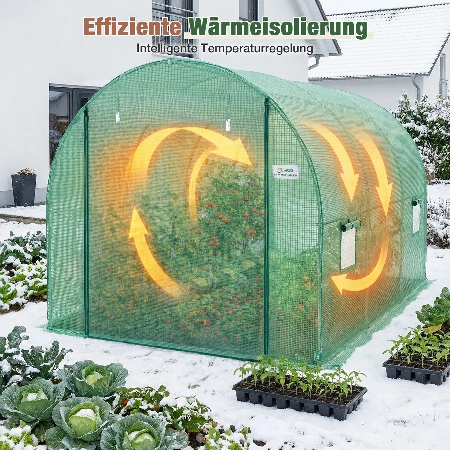 Grünes Sekey Foliengewächshaus 3x2m im verschneiten Garten. Pflanzen wachsen innen, orange Pfeile zeigen Wärmezirkulation.