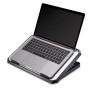 Schwarzer Hama Laptop-Kühler aus Aluminium mit zwei Lüftern und geneigter Position unter einem Laptop.