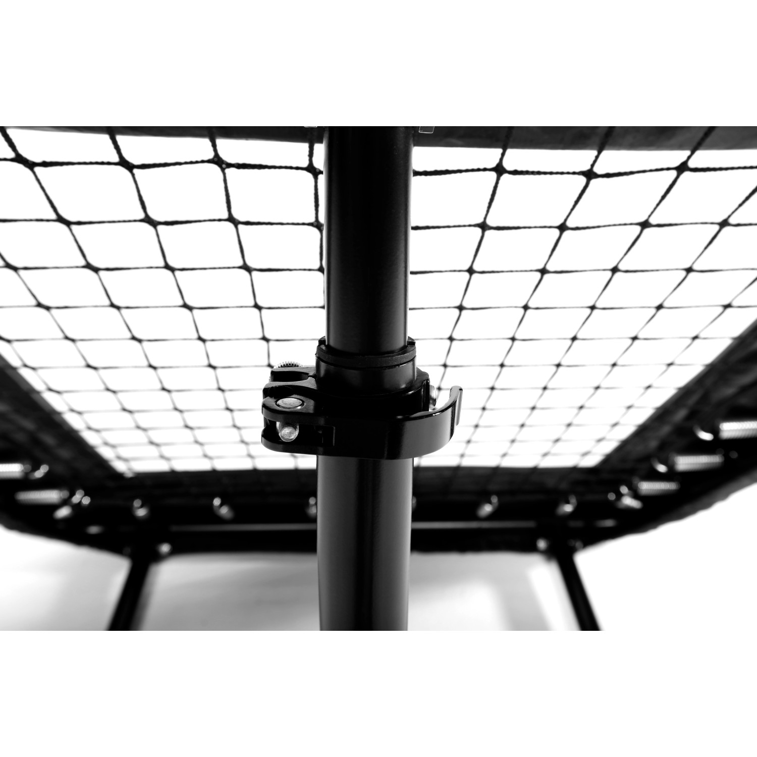 Detailaufnahme: Quick-Release-Klemme der Salta Rückprallwand Motion, zur Winkelverstellung.