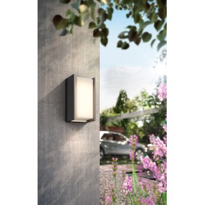 Anthrazitfarbene Philips Hue Turaco LED-Wandleuchte E27, montiert an einer grauen Wand im Außenbereich.