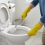 WC-Reinigung mit Edelstahl WC-Bürste (weiß) und gelben Handschuhen. Inkl. 5 Bürstenköpfe.