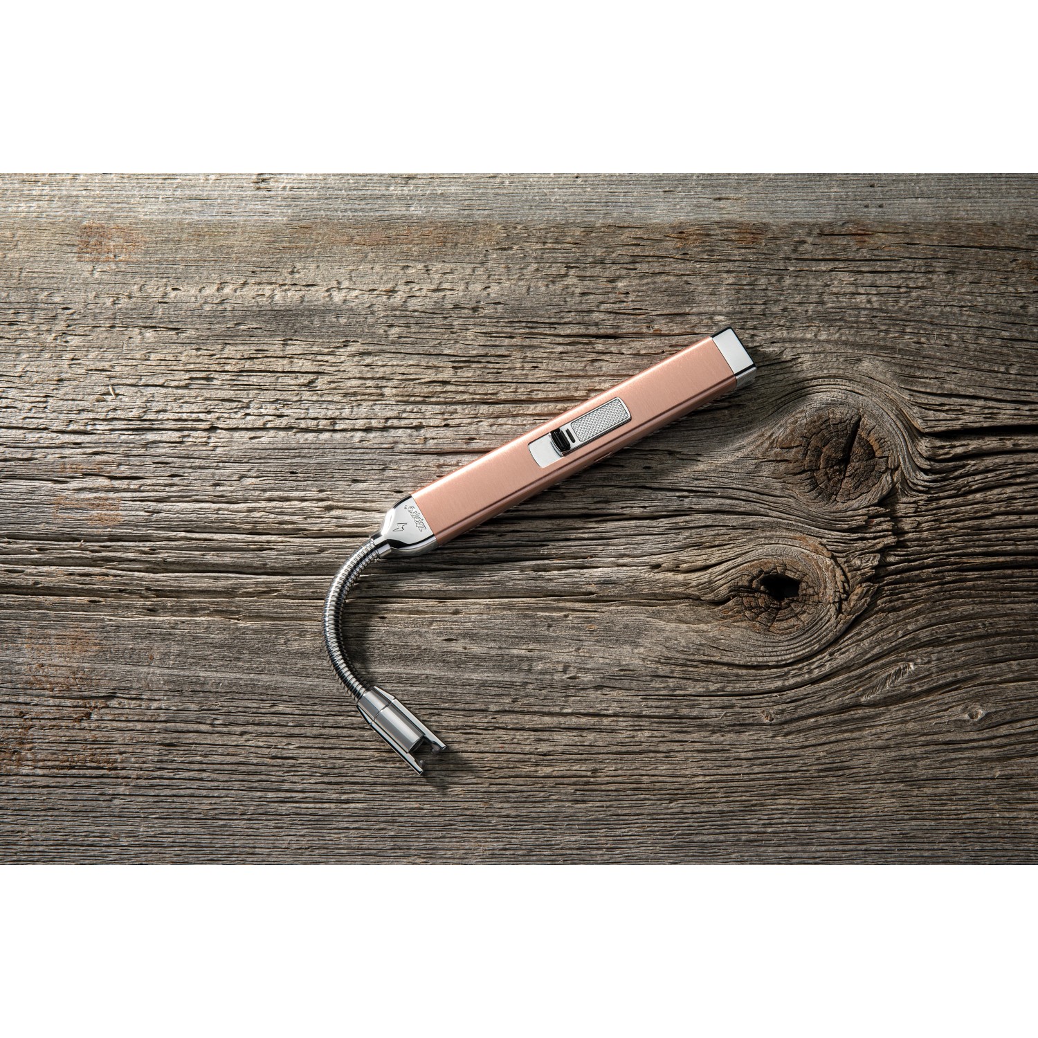 Zippo Kerzenfeuerzeug Rose Gold mit flexiblem Schwanenhals auf Holz.