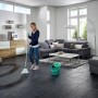 Frau wischt mit dem Leifheit Wischmop-Set Classic den Boden im Wohnzimmer.