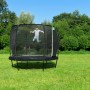 Grünes EXIT Lotus Classic Gartentrampolin Ø 305 cm mit Sicherheitsnetz und springendem Kind.