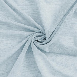 Detailaufnahme des transparenten, hellblauen Bricoflor Vorhangs Oskar Aqua mit verdeckten Schlaufen.