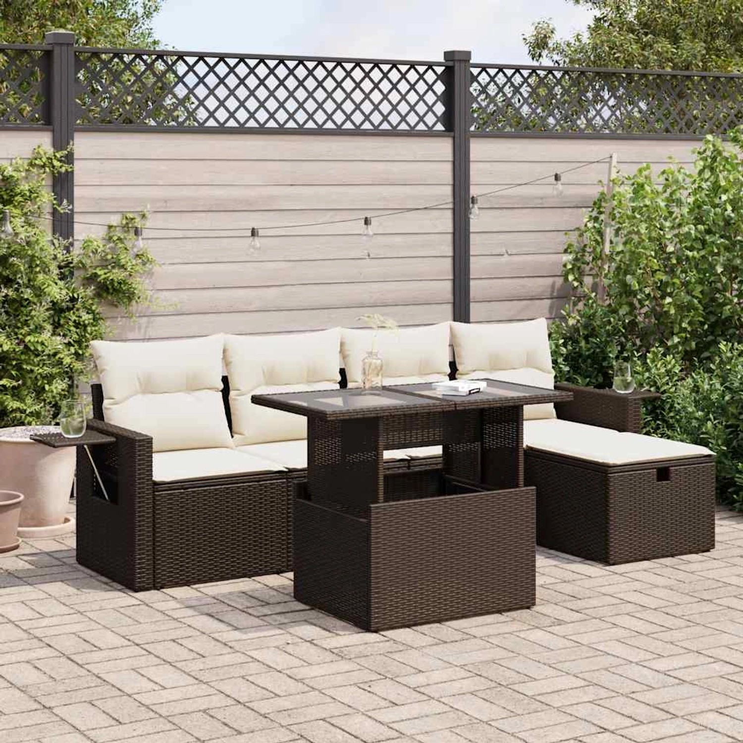 Braune 6-tlg. vidaXL Garten-Sofagarnitur aus Polyrattan mit cremefarbenen Kissen und Tisch.
