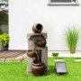 Teamson Home Gartenbrunnen, solarbetrieben, 4-stufig, 72cm hoch, mit Solarpanel auf Rasen.