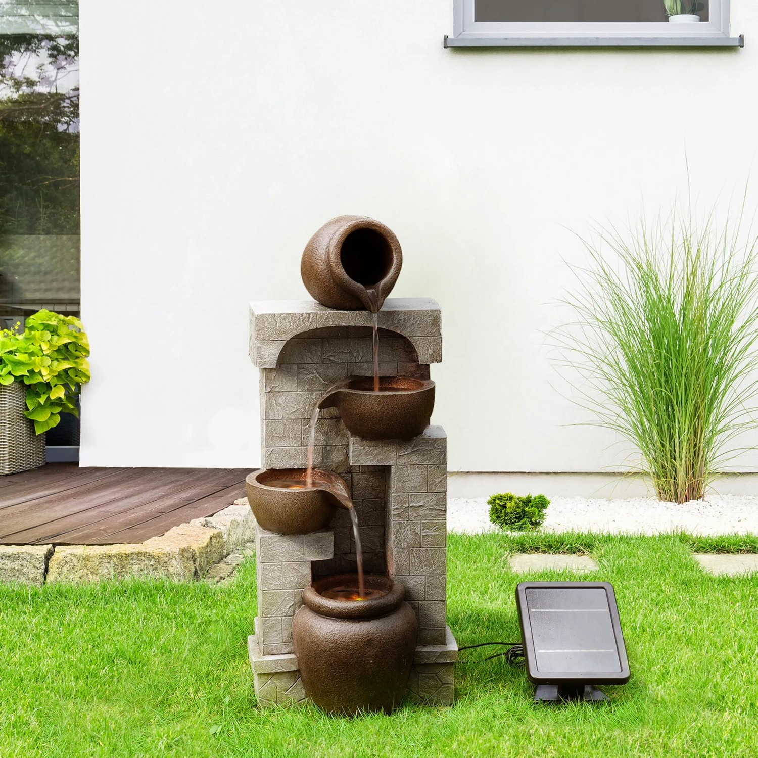 Teamson Home Gartenbrunnen, solarbetrieben, 4-stufig, 72cm hoch, mit Solarpanel auf Rasen.
