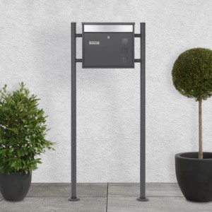 ML-Design Standbriefkasten in Anthrazit-Silber mit Namensschild und 120 cm Pfosten.