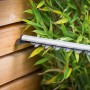 Detailaufnahme der LUX Elektro-Heckenschere E-HS-600/55 A beim Schneiden einer Hecke.