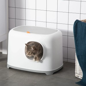 Weiße PawHut Katzentoilette mit Haube und Katze, Tunnel-Eingang mit Gitterboden.