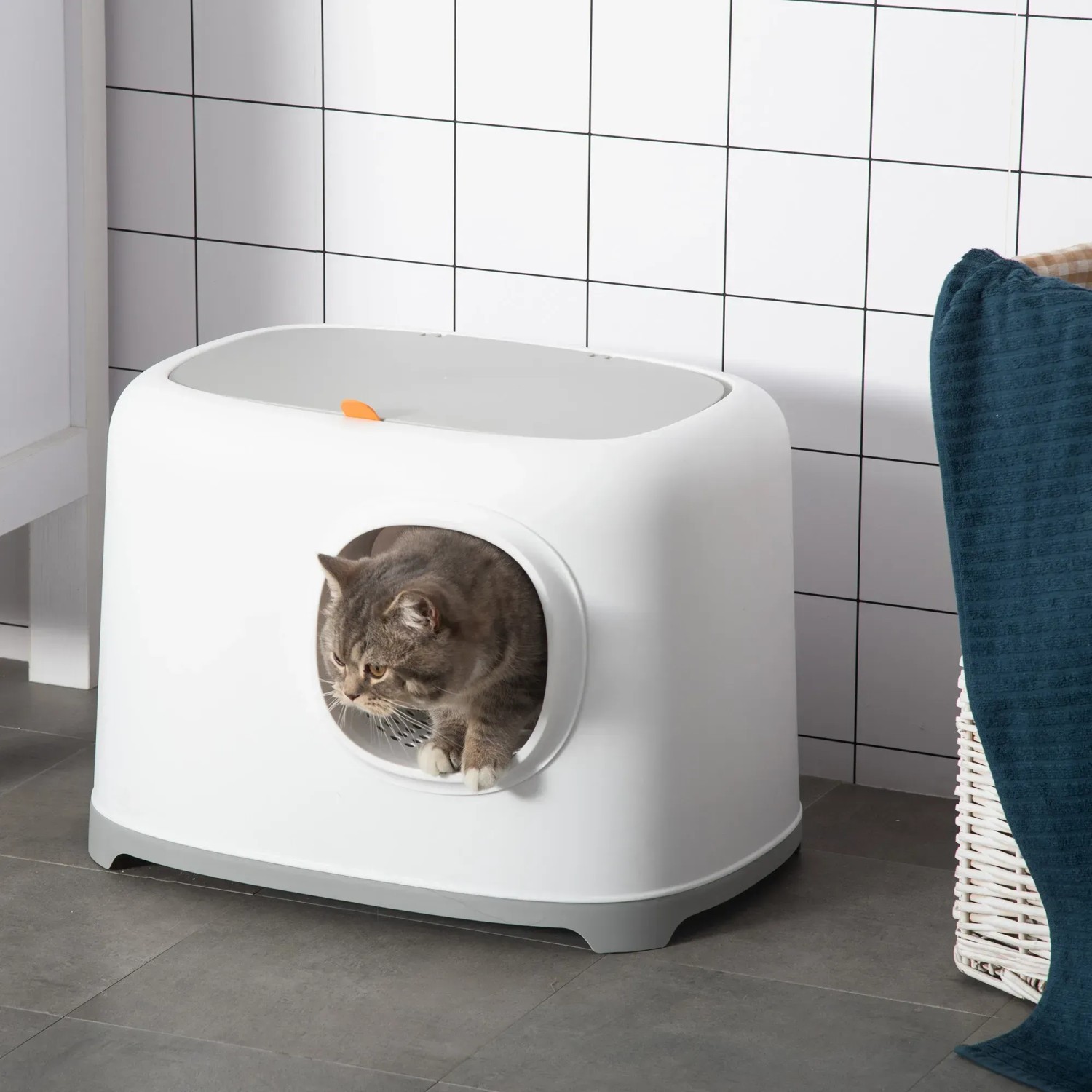 Weiße PawHut Katzentoilette mit Haube und Katze, Tunnel-Eingang mit Gitterboden.