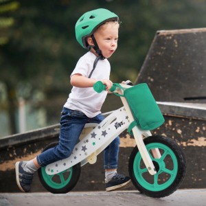 Kind mit grünem Helm fährt Joyz Holz-Laufrad in Grün mit Sternen. Robuster Rahmen, Vollgummi-Räder für Kinder ab 2 Jahren.