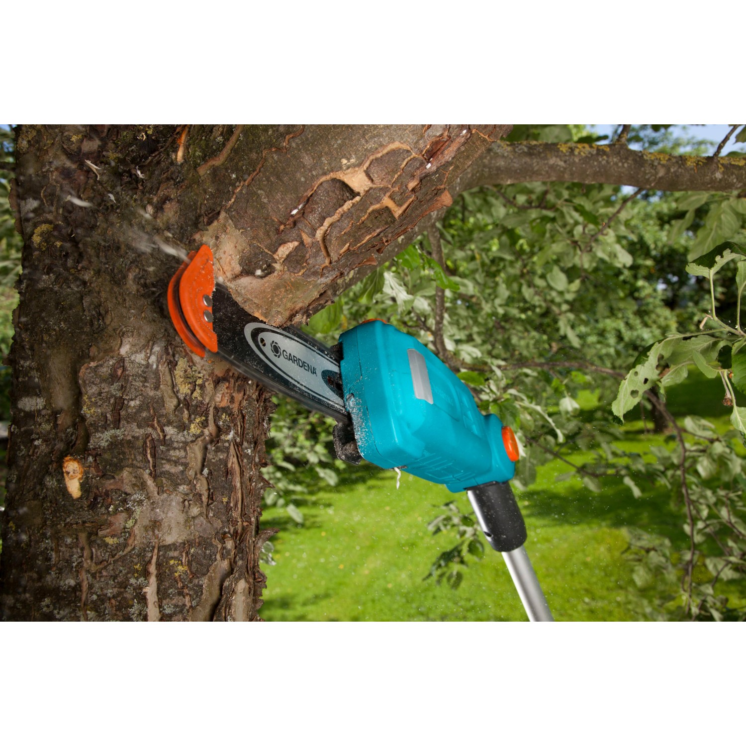 Gardena Elektro-Teleskopsäge TCS 720/20 beim Schneiden eines Astes.