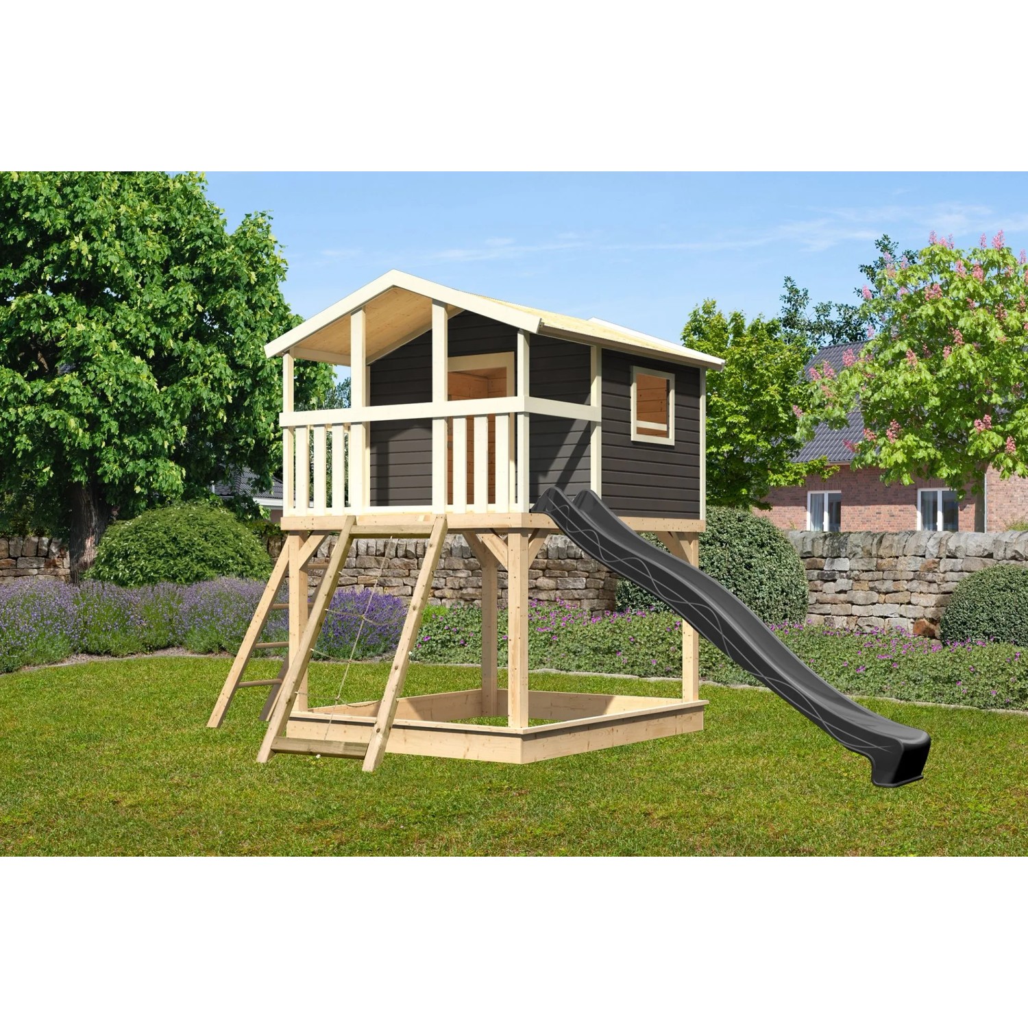 Karibu Stelzenhaus Benjamin mit Rutsche und Netzrampe in Natur-Grau im Garten.