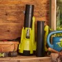 Ryobi Akku-Laubgebläse RY18BLA-140 One+ mit Akku und Ladegerät, stehend auf einer Werkbank.