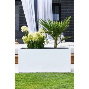 Weißer Vivanno Pflanzkübel Maxi (100x45x45 cm) mit Pflanzen im Garten.