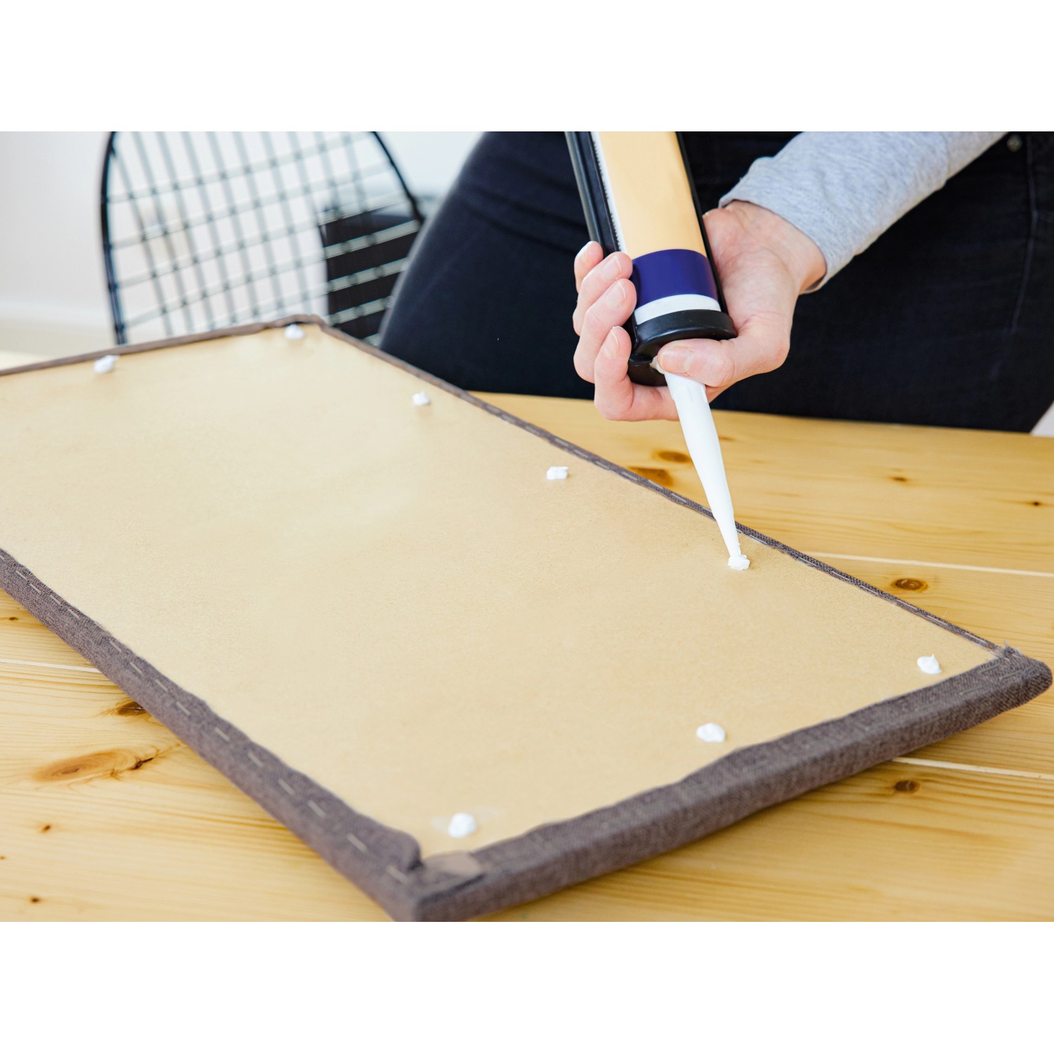 Montage eines rosa Wandkissen Quadrat 30x30 cm mit Montagekleber.