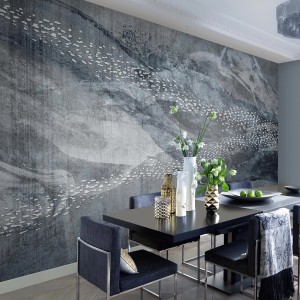 Wohnraum mit Bricoflor Vliestapete in Aquarell Optik, abstraktes Kunst Motiv in Grau und Silber.