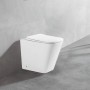 Modernes weißes Stand-WC Glasdeals mit SoftClose Sitz, spülrandlos, vor grauer Wand. Ideal für Toiletten.
