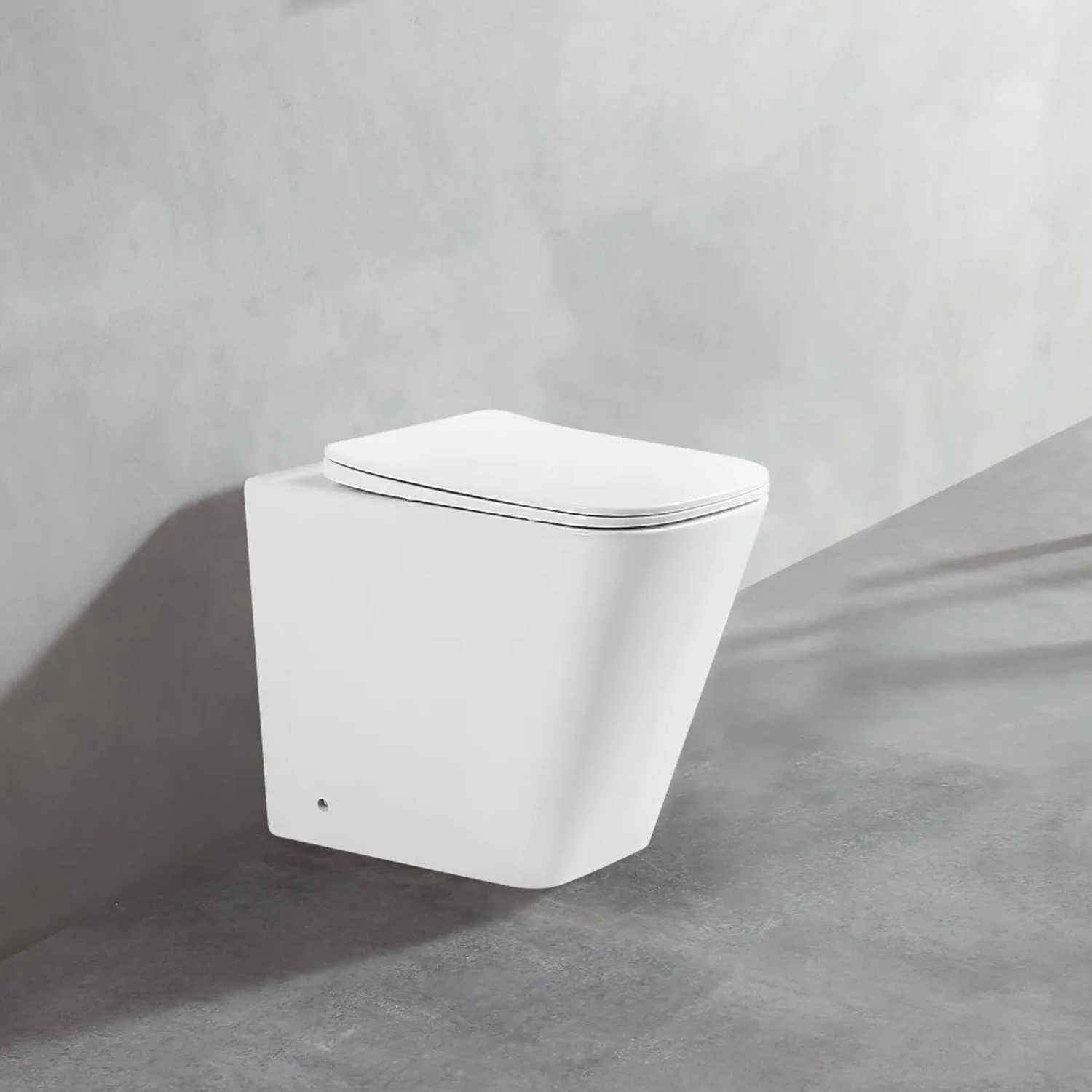 Modernes weißes Stand-WC Glasdeals mit SoftClose Sitz, spülrandlos, vor grauer Wand. Ideal für Toiletten.