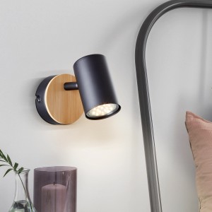 Wandspot Niels: Mattschwarze Lampe mit Holzsockel, schwenkbar für flexible Beleuchtung im Innenraum.
