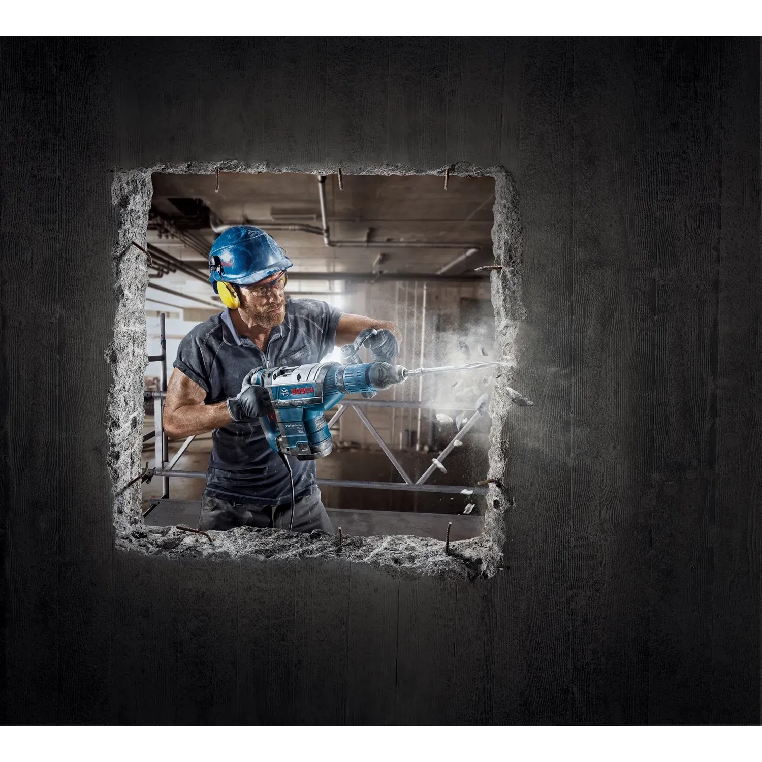 Bosch Professional GSH 7 VC Schlaghammer im Einsatz beim Stemmen durch eine Wand.