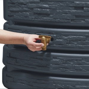 Nahaufnahme: 4rain Mauertank Slim Stone Decor Graphite Grey mit Auslaufhahn in Bedienung.