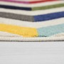 Nahaufnahme des Flair Rugs Kinderteppich Bolero mit bunten Zickzack-Streifen. Strapazierfähiger Polypropylen-Teppich.